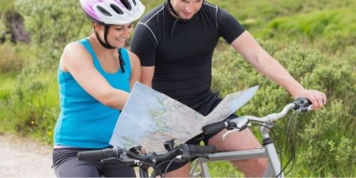 uitgeklapte kaart op fiets